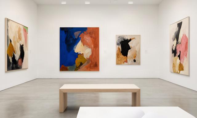 Zeitgenössische Gemälde in einer hellen Kunstgalerie mit Ausstellungskatalog und Wandtexten